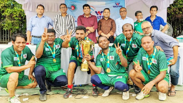 ‘ওয়ালটন-ক্র্যাব স্পোর্টস ফেস্টিভ্যাল-২০২৪’ এর ফুটবল ডিসিপ্লিনে চ্যাম্পিয়ন ট্রফি হাতে এভারগ্রিন দল ও উপস্থিত অতিথিবৃন্দ।