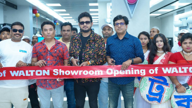 ওয়ালটনের এক্সক্লুসিভ শোরুম ‘নাহার ইলেকট্রনিক্স’ এর উদ্বোধনী অনুষ্ঠানে প্রতিষ্ঠানটির ঊর্দ্ধতন কর্মকর্তাগণ।