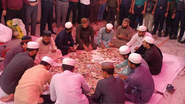 সিলেটে হজরত শাহজালাল (রহ.)-এর মাজারে প্রশাসনের উপস্থিতিতে প্রকাশ্যে চলছে দানের টাকা গণনা। ছবি: সংগৃহীত